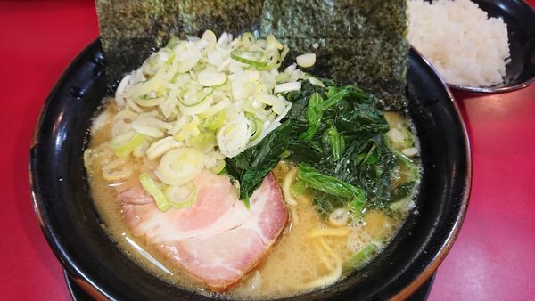 「中盛ラーメン(780円)+薬味ネギ(50円)」@家系ラーメン とらきち家の写真
