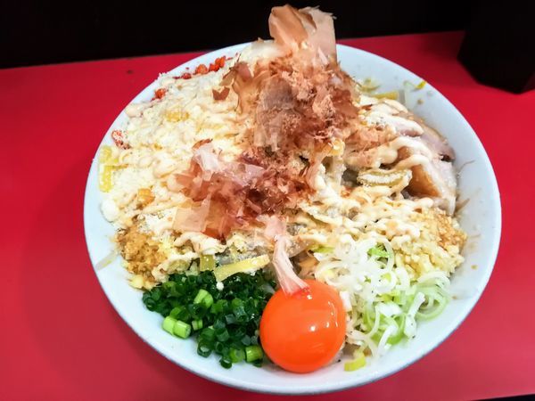 「まぜそば普850ダブチ100ニンニク脂ショウガ辛揚ガリマヨ」@用心棒 本号の写真