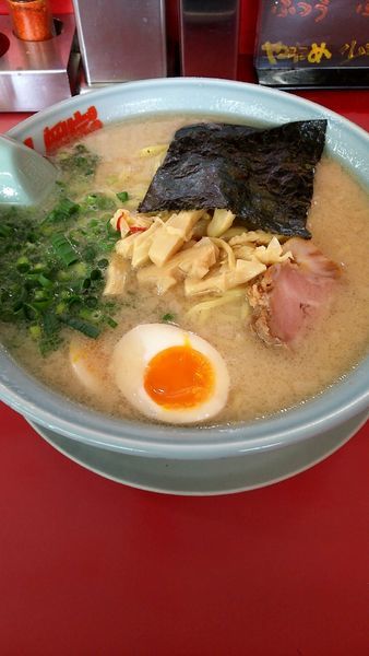 「プレミアム塩とんこつ大盛(1,040円)かため、多め」@ラーメン山岡家 八千代店の写真