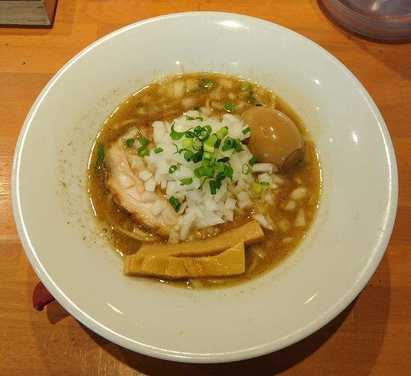 「煮干しそば＋玉ねぎ＋味玉」@らーめんキッチン いいづかの写真