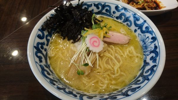 「濃厚鶏白湯」@名物よだれ鶏と濃厚鶏白湯麺 MATSURIKA 武蔵新田店の写真