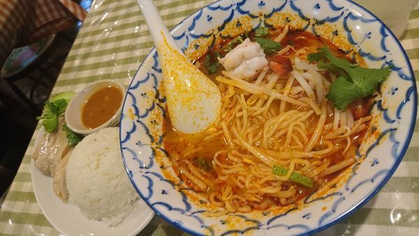 「トムヤムクンラーメン&カウマンガイセット」@ティーヌン 飯田橋店の写真