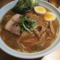 4/28 醤油ラーメン、大盛り、味玉ハーフ増し(700+100+