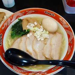 白（鶏白湯 塩味）  煮玉子・チャーシュー 0.5玉