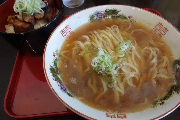 「らーめん（ねぎのせ）全粒粉麺500円　焼豚丼300円」@松屋製麺所の写真