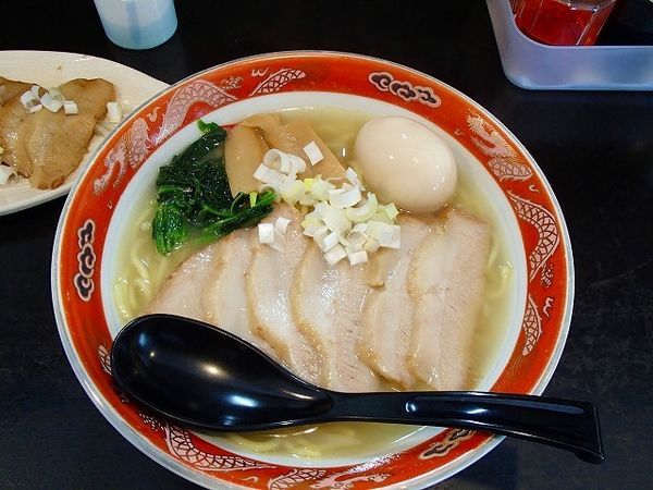 「白（鶏白湯 塩味）  煮玉子・チャーシュー 0.5玉」@はとり亭の写真