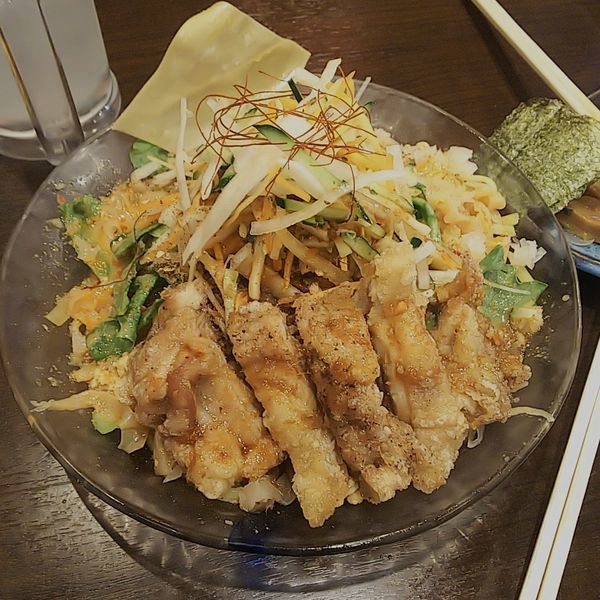 「【夏季限定】冷やし担々麺～油淋鶏添え～」@背脂煮干 丸め 新所沢店の写真