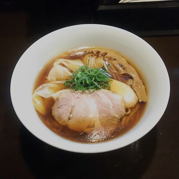 「醤油らぁ麺＋ワンタン（2個）」@らぁ麺 すぎ本の写真