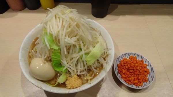「味玉ラーメン（850円）野菜マシニンニク辛揚げ」@鷹の目 蒲田店の写真