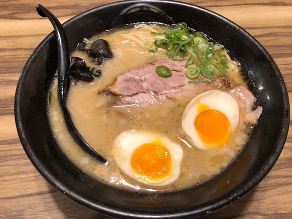 「味玉入り + 自家製餃子」@琉球島豚 麺屋なりよしの写真