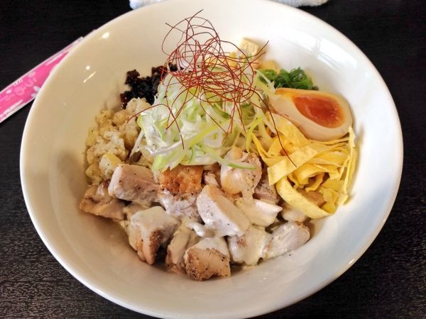 「きまぐれ限定 ローストチキンまぜそば」@麺屋 シロサキの写真