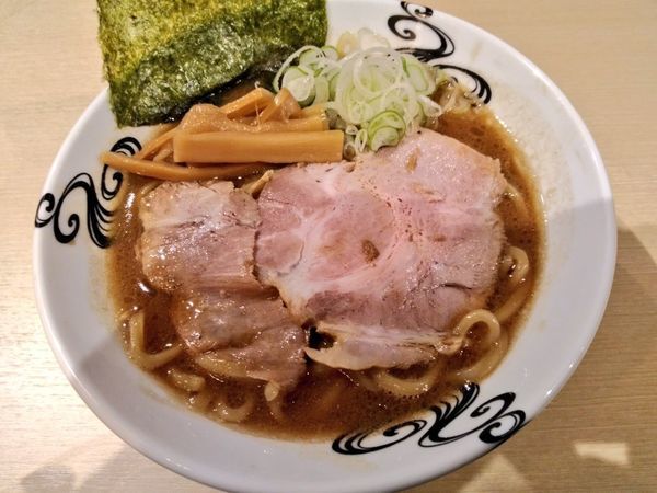 「濃厚熟成醤油らー麺」@らー麺 アオキジの写真