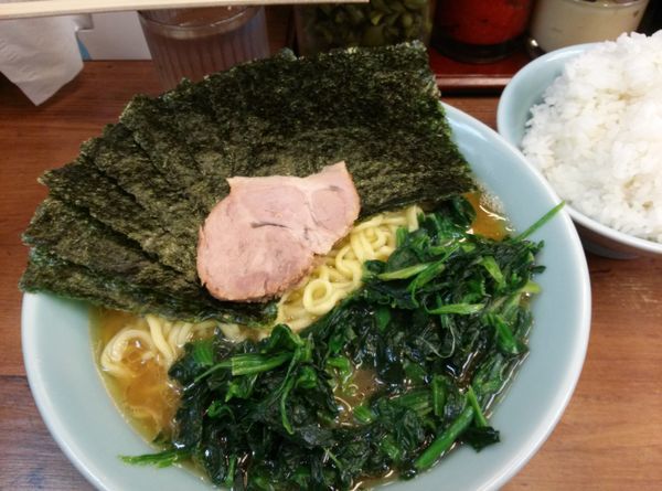 「ラーメン中盛り 海苔増し ほうれん草増し」@横浜ラーメン 武蔵家 国領店の写真