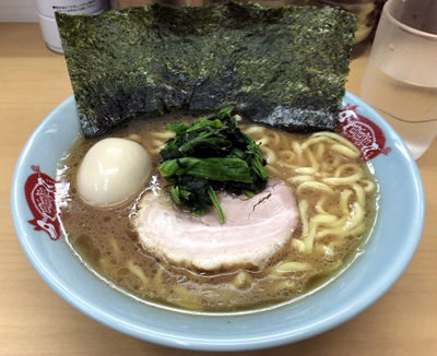「ラーメン＋味付タマゴ（820円）」@横浜ラーメン 町田家 新宿南口店の写真