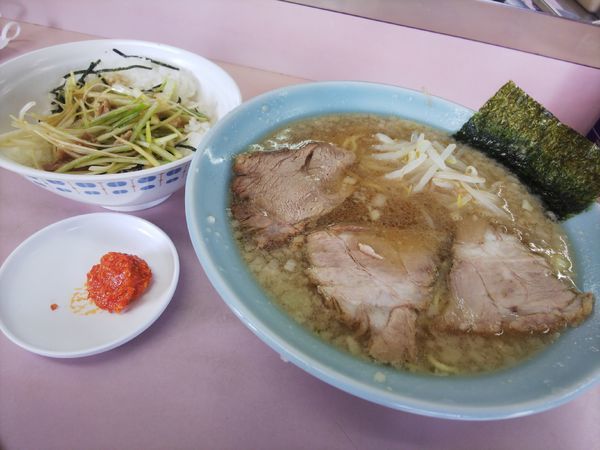 「３枚ラーメン＋ネギ丼＋生唐辛子1000円」@ラーメンショップ 緑ヶ丘店の写真