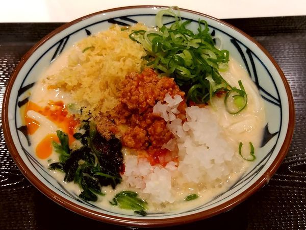 「うま辛冷やし担々うどん(並盛)650円」@丸亀製麺 イーサイト高崎店の写真