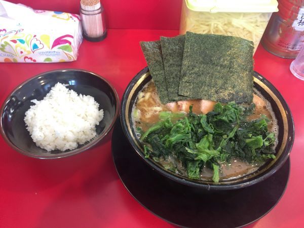 「チャーシュー麺+ホウレンソウ+半ライス(950円)」@家系ラーメン 熊田家の写真