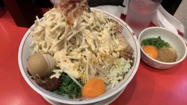 「まぜソバ大盛り ヤサイニンニクガリマヨ辛玉 味玉スキヤキ」@用心棒の写真