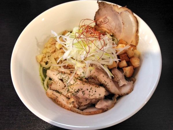 「ゲリラ限定 ローストチキンまぜそば ジェノベーゼソース仕立て」@麺屋 シロサキの写真