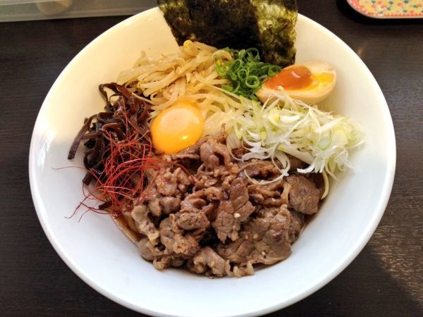 「きまぐれ限定 炙りカルビまぜそば」@麺屋 シロサキの写真