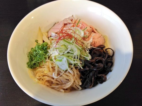 「きまぐれ限定 真鯛香油とローストポークの油そば」@麺屋 シロサキの写真