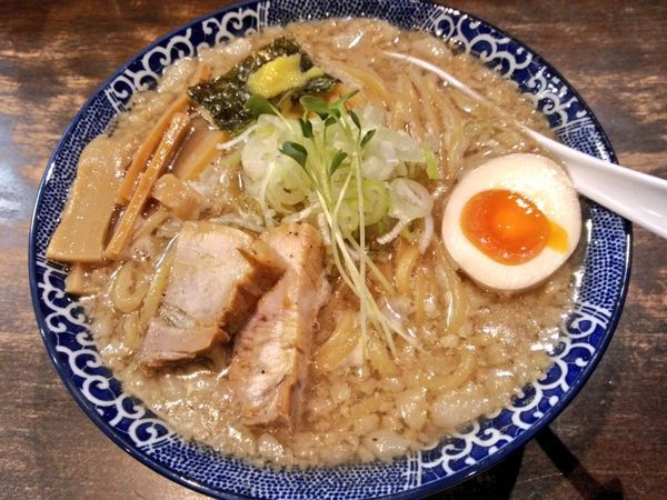 「ゲリラ限定 極背脂×煮干しの醤油らーめん」@つけ麺 ジンベエの写真