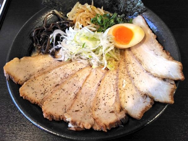 「きまぐれ限定 背脂豚骨醤油 肉そば」@麺屋 シロサキの写真