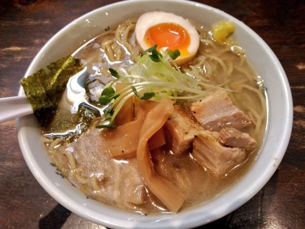 「当日限定 戻りカツオとうるめいわしの煮干し出汁の醤油らーめん」@つけ麺 ジンベエの写真