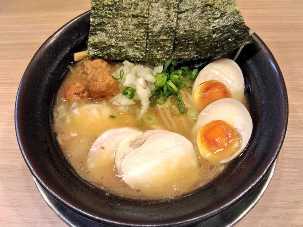 「濃厚醤油鶏白湯らーめん」@琉球鶏白湯らーめん アッパリの写真