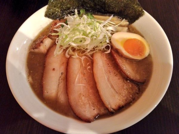 「きまぐれ限定 背脂×煮干し 炙り肉そば」@麺屋 シロサキの写真