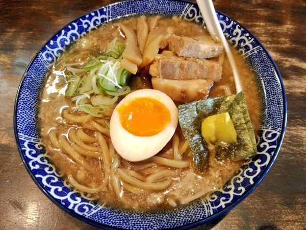 「ゲリラ限定 背脂×熊本産アジ干しと静岡産宗田節の醤油らーめん」@つけ麺 ジンベエの写真