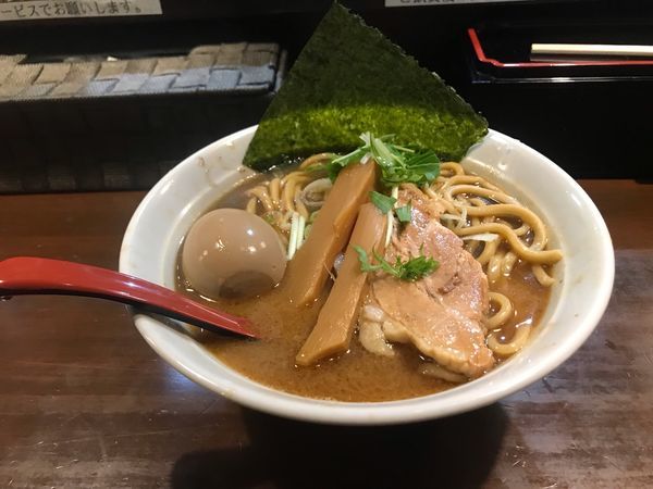「ラーメン黒 ８００円　味玉クーポンサービス」@葉月直系 きりきり舞の写真