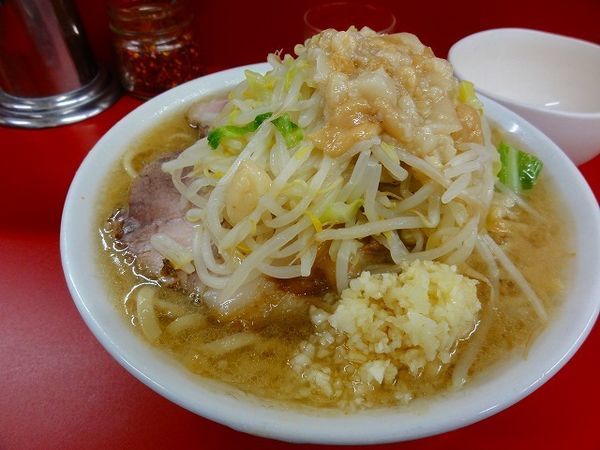 「ラーメン700円野菜少な目ニンニク脂　タマゴ50円」@ラーメン二郎 神田神保町店の写真