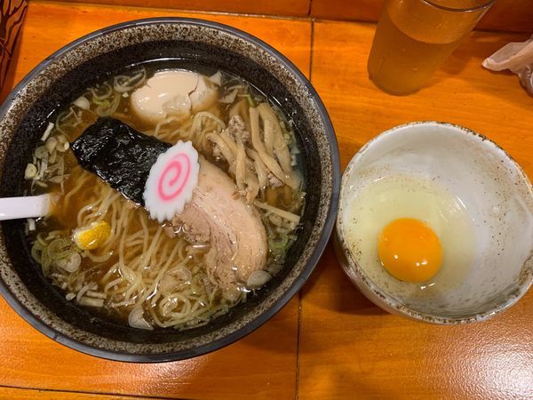 「中華そば小盛り、生玉子830円、型崩れ味玉50円」@中華そば はな田の写真