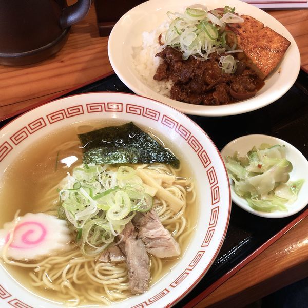 「【季節限定セット】中華そばと肉どうふ丼」@煮込み食堂 まるしばの写真