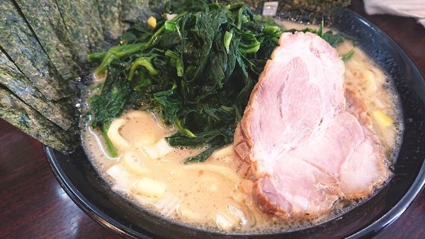 「醤油らーめん  (ほうれん草、海苔トッピング)」@横浜家系ラーメン せんげん家の写真