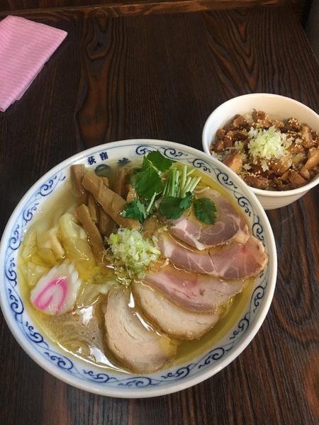 「黄金色の塩ラーメン全部入り+肉ご飯」@二葉 上荻店の写真
