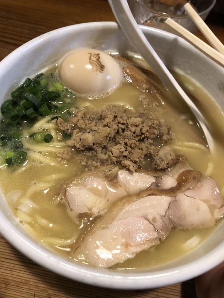 「白鶏ラーメン味玉入り」@鶏の穴の写真