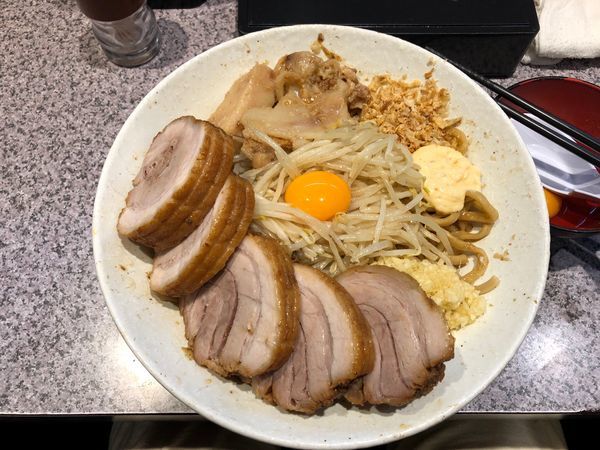 「汁なしそば(大盛)＋豚ダブル」@ラーメン宮郎の写真