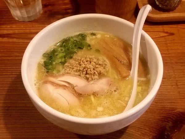 「白鶏ラーメン」@鶏の穴の写真