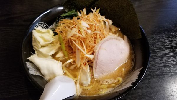 「濃厚豚骨醤油　辛ネギ　ほうれん草トッピング」@ハルピンラーメン 松本並柳店の写真