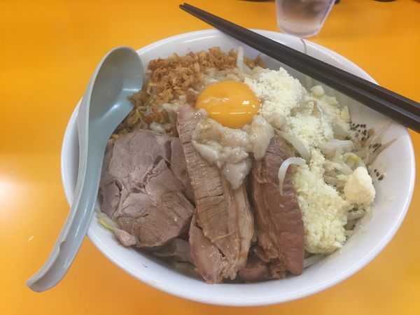 「汁なしラーメン+粉チーズ+ニンニク+脂+カラメ　650円」@ラーメンエース 八王子店の写真