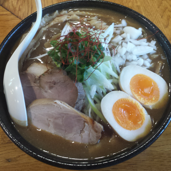 「【限定】カレーそば800円ラーパス味玉」@麺屋 鶏口の写真