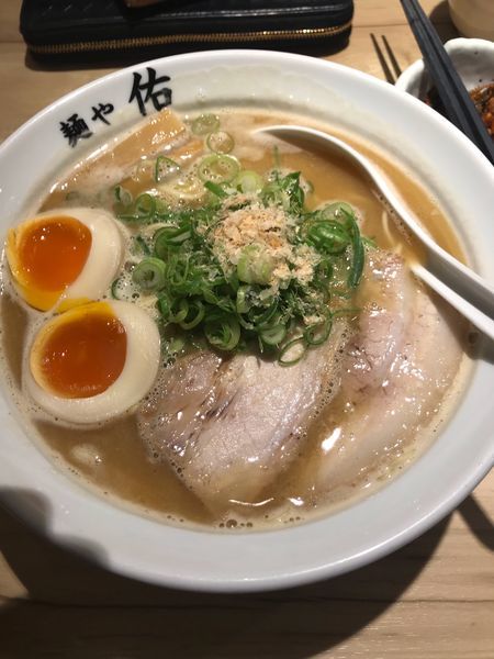 「鶏魚豚らーめん 味玉」@麺や 佑の写真