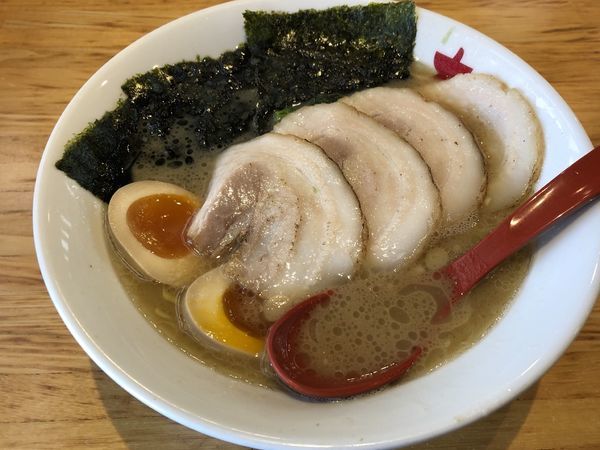 「チャーシュー麺中盛濃いめ&味玉」@ラーメン大桜 川崎平店の写真