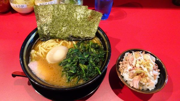 「ラーメンミニ丼セット（850円）＋味付け玉子＋ほうれん草増し」@家系ラーメン 稲葉家の写真