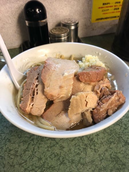 「ラーメン豚入り」@ラーメン二郎 新宿小滝橋通り店の写真