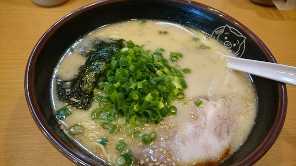 「半チャーハン＋博多ラーメンセット（750円）＋替玉（100）」@博多ラーメン 長浜や 大森店の写真