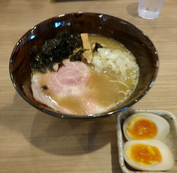 「濃厚煮干ラーメン 煮たまご」@ラーメン酒場 天狗の写真