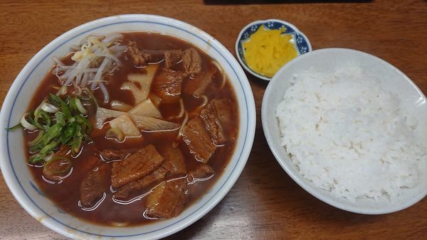 「支那そば 小肉入 650円 + めし 200円」@名東軒の写真